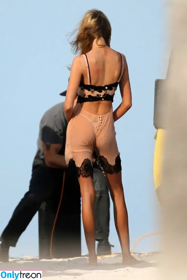 Stella Maxwell голая photo #1842 (stellamaxwell)