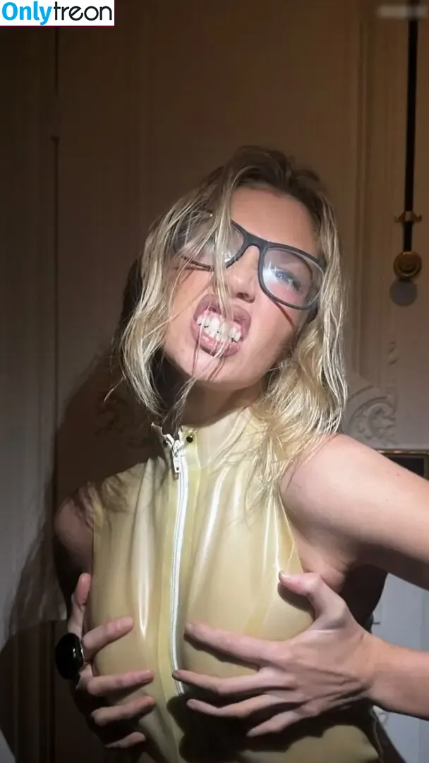 Stella Maxwell nude photo #1897 (stellamaxwell)