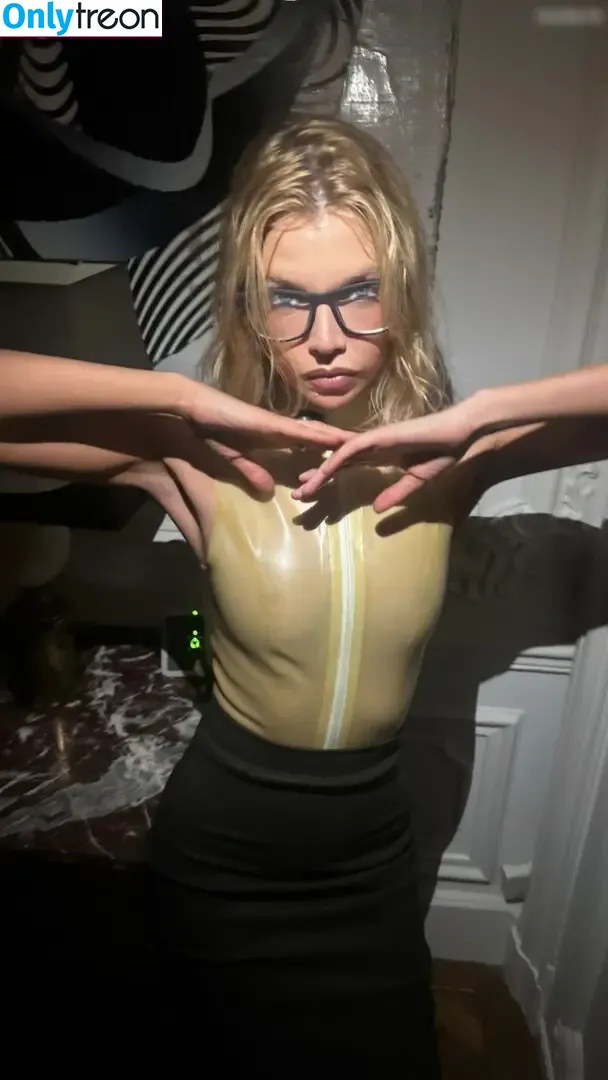 Stella Maxwell nude photo #1900 (stellamaxwell)