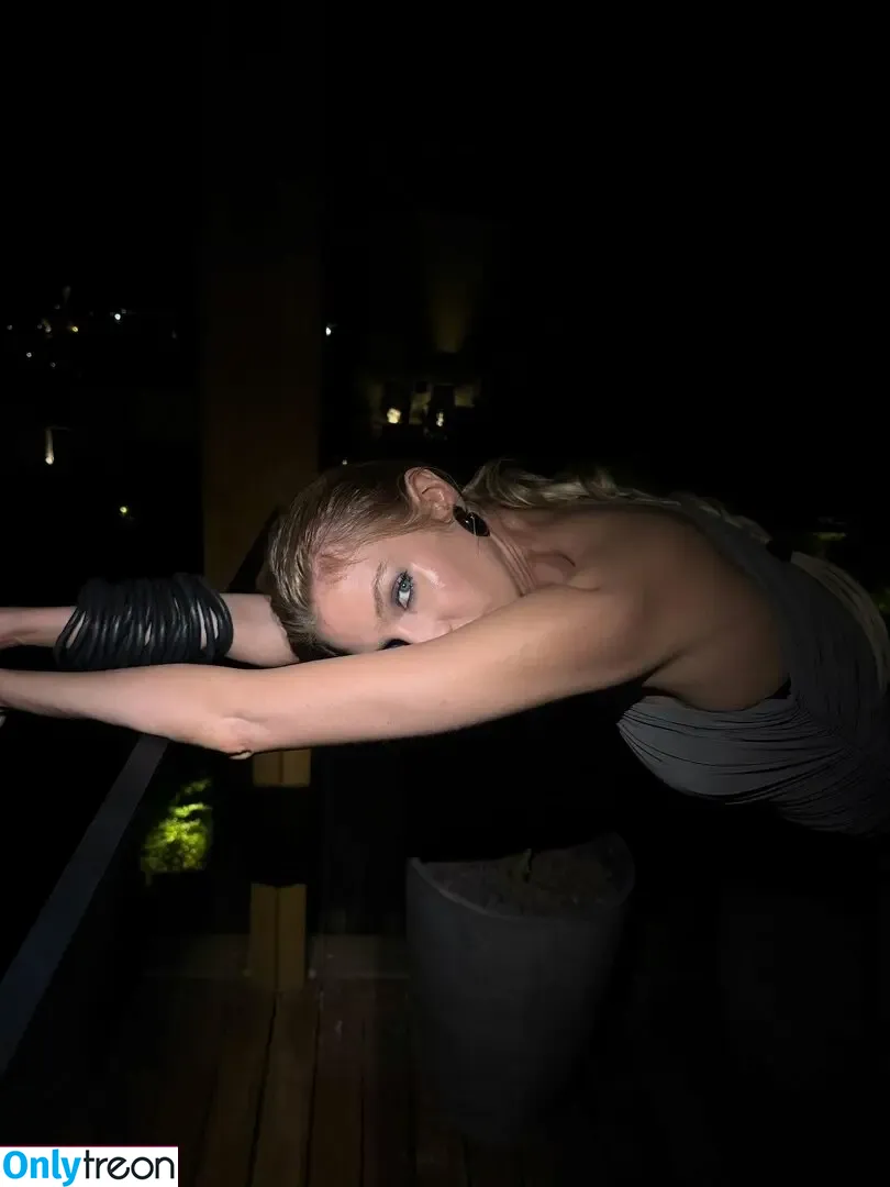 Stella Maxwell голая photo #2175 (stellamaxwell)