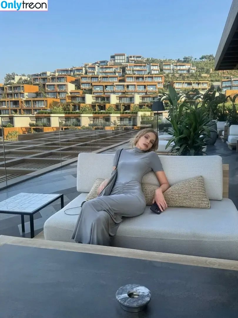 Stella Maxwell голая photo #2177 (stellamaxwell)