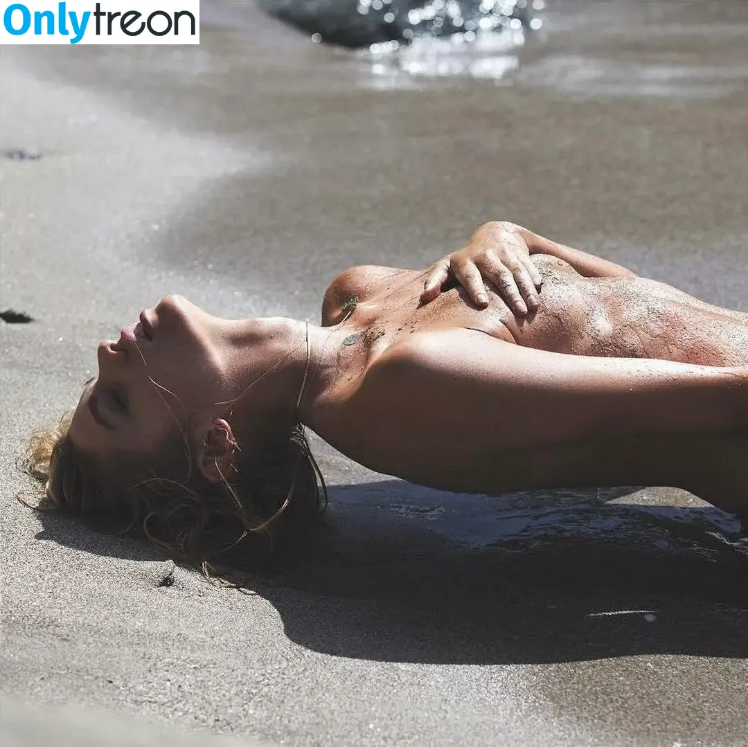 Stella Maxwell nude photo #2218 (stellamaxwell)