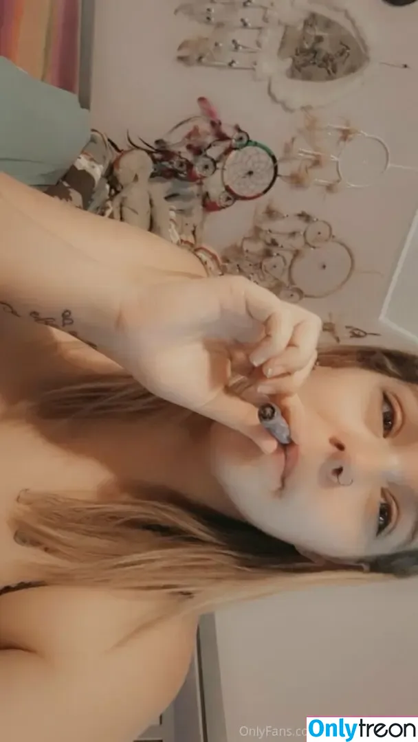 stoner.420chick nude photo #0035 (stoner.420chick)