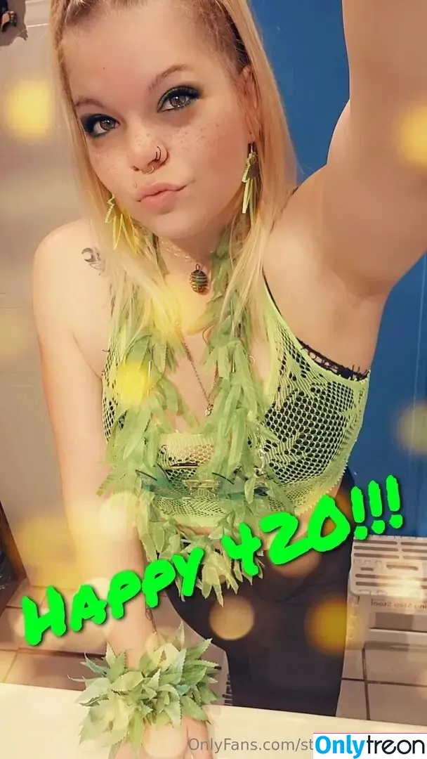 stoner.420chick nude photo #0069 (stoner.420chick)