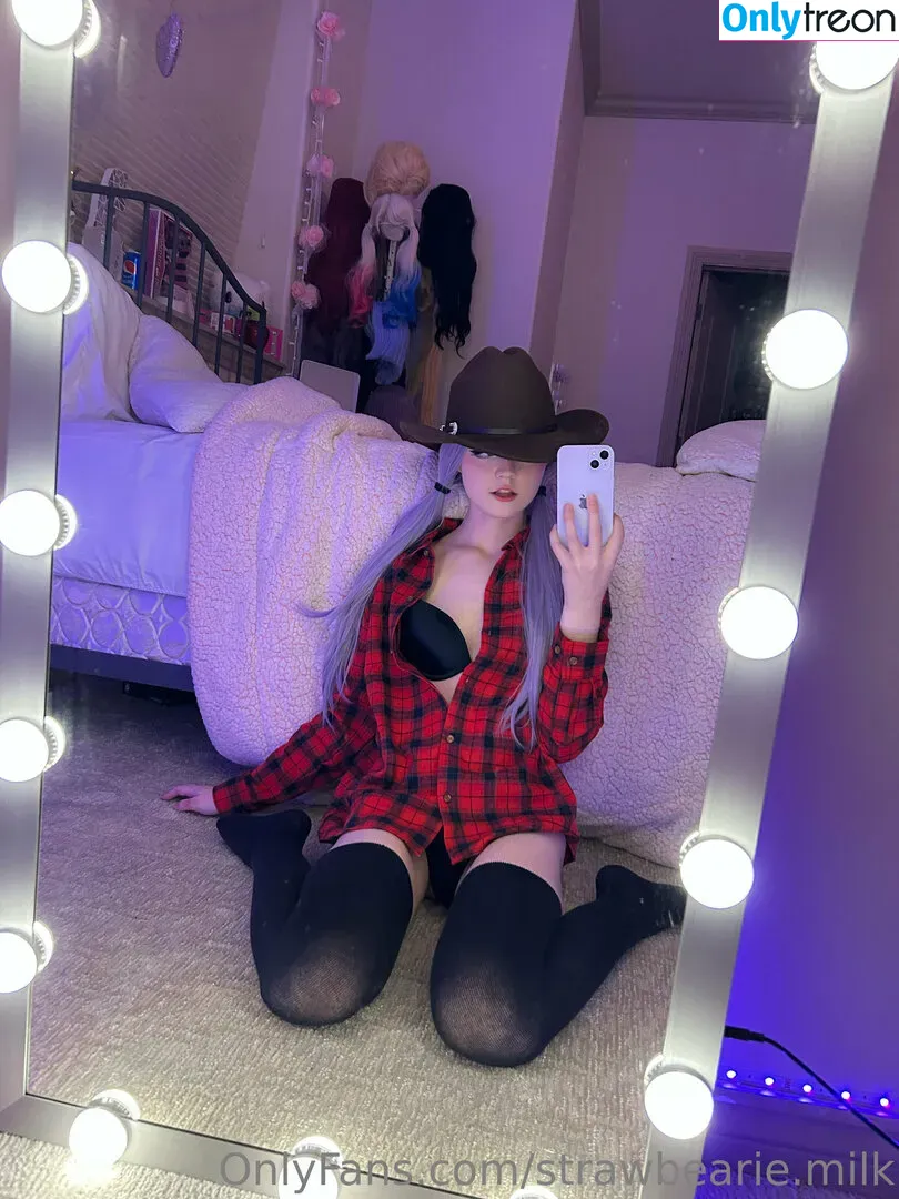 strawbearie.milk nude photo #0011 (strawbeariemilk)