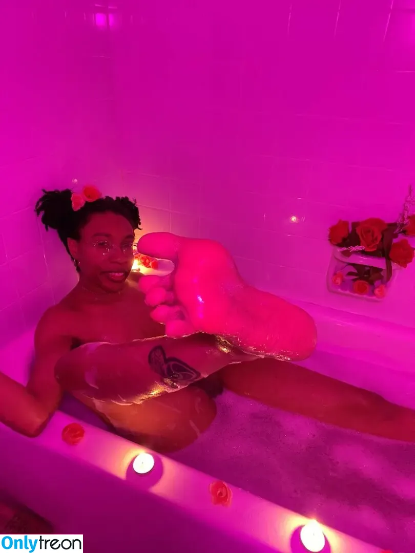 strawberry.bubbles nude photo #0003 (strawberry.knz / strawberry131200)