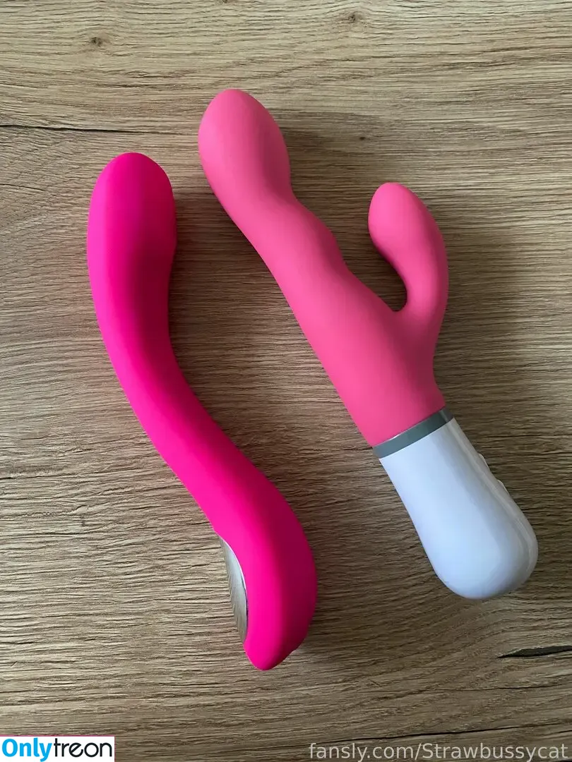 Strawbussycat nude photo #0004 (Strawbussycat)