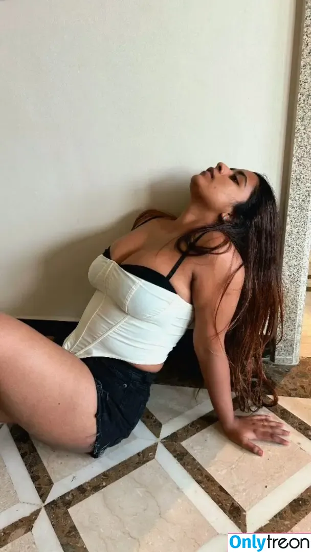 Suhana Khan nude photo #0470 (__suhuuu__)