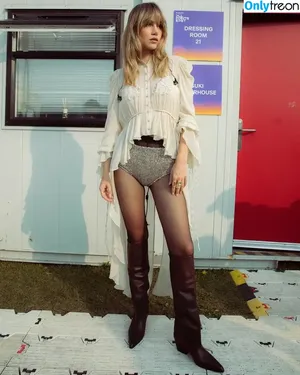 Suki Waterhouse / sukiwaterhouse фото голая #0527