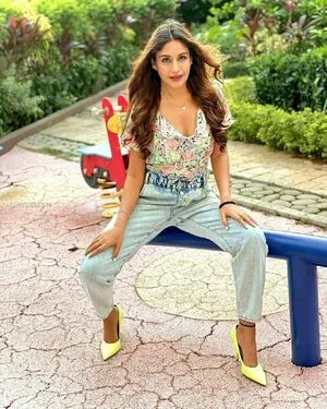 Surbhi Chandna / officialsurbhic фото голая #0099