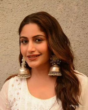 Surbhi Chandna / officialsurbhic фото голая #0131
