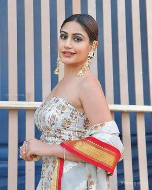 Surbhi Chandna / officialsurbhic фото голая #0181