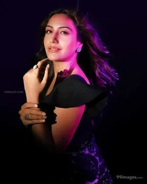 Surbhi Chandna / officialsurbhic фото голая #0197
