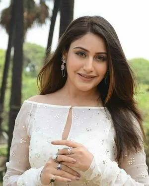 Surbhi Chandna / officialsurbhic фото голая #0228