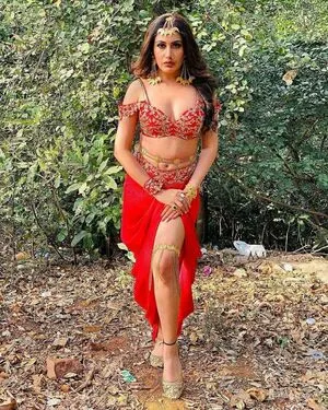 Surbhi Chandna / officialsurbhic фото голая #0253