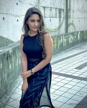 Surbhi Chandna / officialsurbhic фото голая #0276