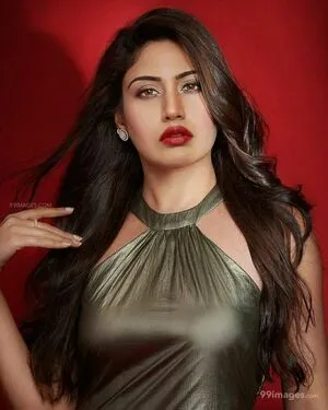 Surbhi Chandna / officialsurbhic фото голая #0322