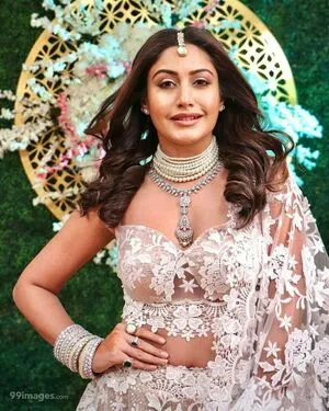 Surbhi Chandna / officialsurbhic фото голая #0331
