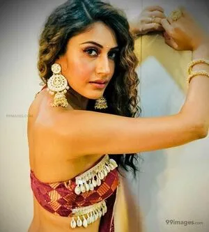Surbhi Chandna / officialsurbhic фото голая #0335