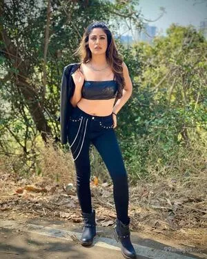 Surbhi Chandna / officialsurbhic фото голая #0347