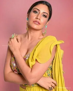 Surbhi Chandna / officialsurbhic фото голая #0368