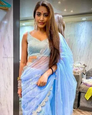 Surbhi Chandna / officialsurbhic фото голая #0378