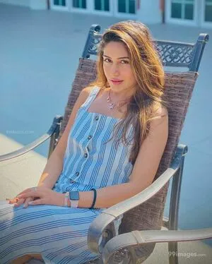 Surbhi Chandna / officialsurbhic фото голая #0384