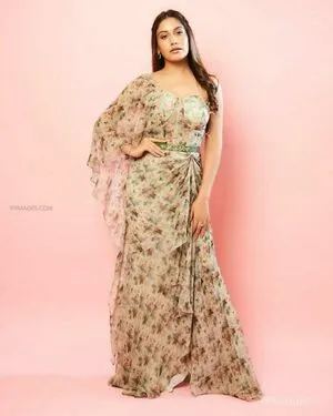 Surbhi Chandna / officialsurbhic фото голая #0397