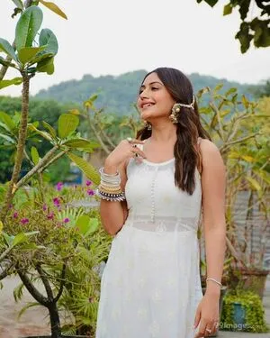 Surbhi Chandna / officialsurbhic фото голая #0408