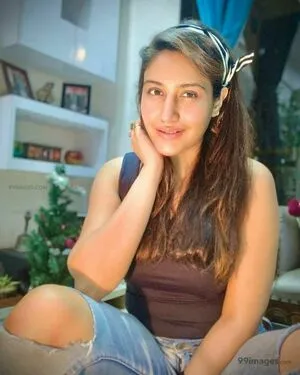 Surbhi Chandna / officialsurbhic фото голая #0413