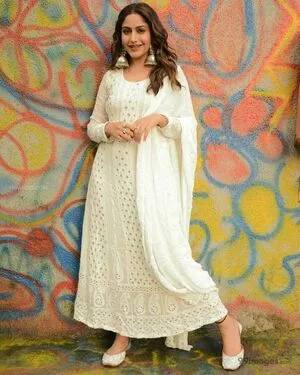 Surbhi Chandna / officialsurbhic фото голая #0434