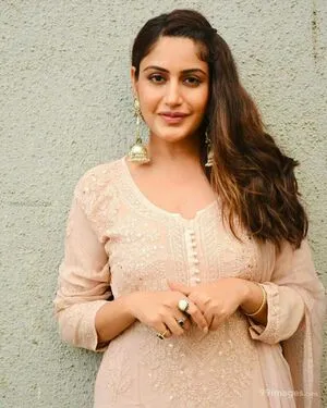 Surbhi Chandna / officialsurbhic фото голая #0437