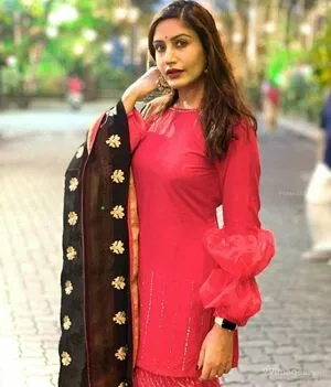 Surbhi Chandna / officialsurbhic фото голая #0449