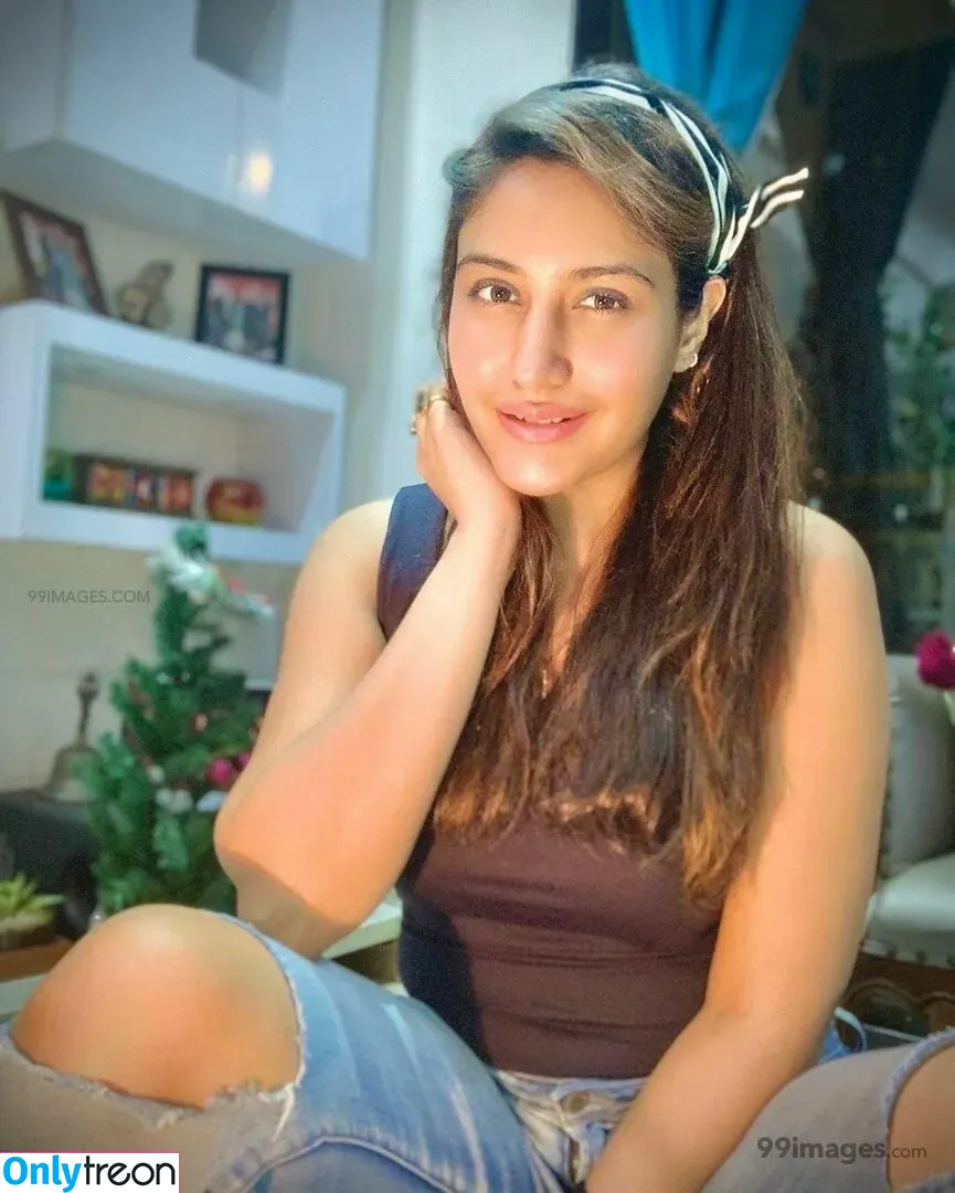 Surbhi Chandna голая photo #0413 (officialsurbhic)