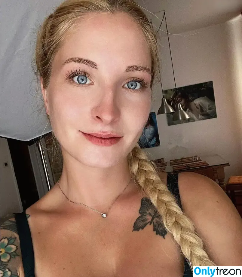 Swann nude photo #0001 (swan_sg)