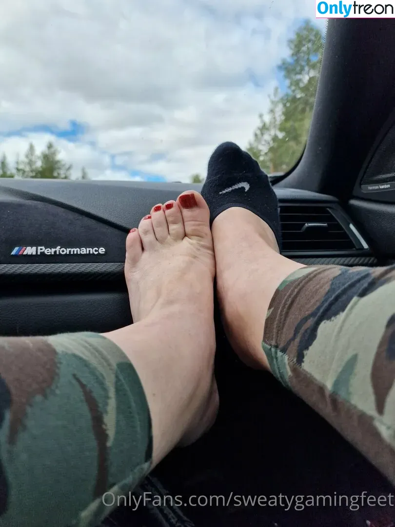 sweatygamingfeet голая photo #0018 (sweatygamingfeet)