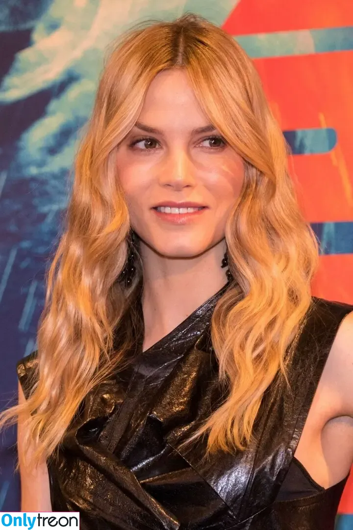 Sylvia Hoeks nude photo #0035 (sylviahoeks)