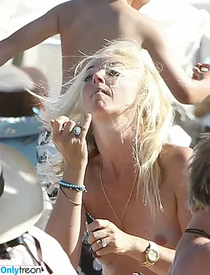 Tamara Beckwith / ttpetals nude photo #0006