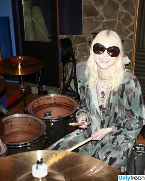 Taylor Momsen / aryelsoul / taylormomsen nude photo #0706