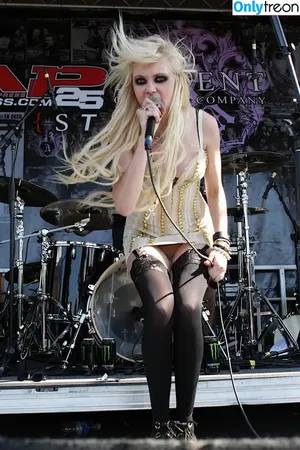 Taylor Momsen / aryelsoul / taylormomsen nude photo #0812