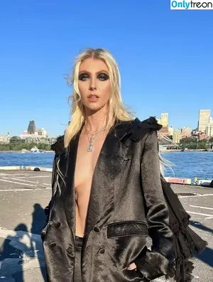 Taylor Momsen / aryelsoul / taylormomsen nude photo #1170