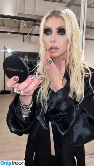 Taylor Momsen / aryelsoul / taylormomsen nude photo #1196