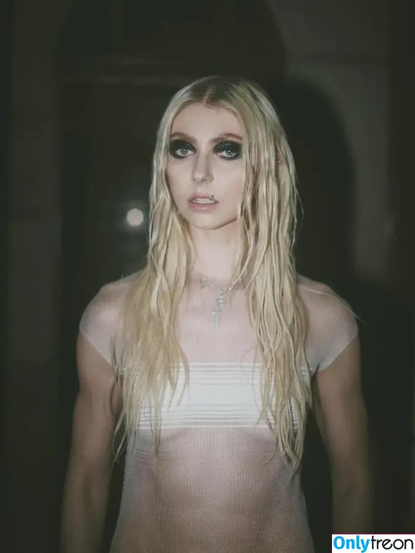 Taylor Momsen nude photo #1168 (aryelsoul / taylormomsen)