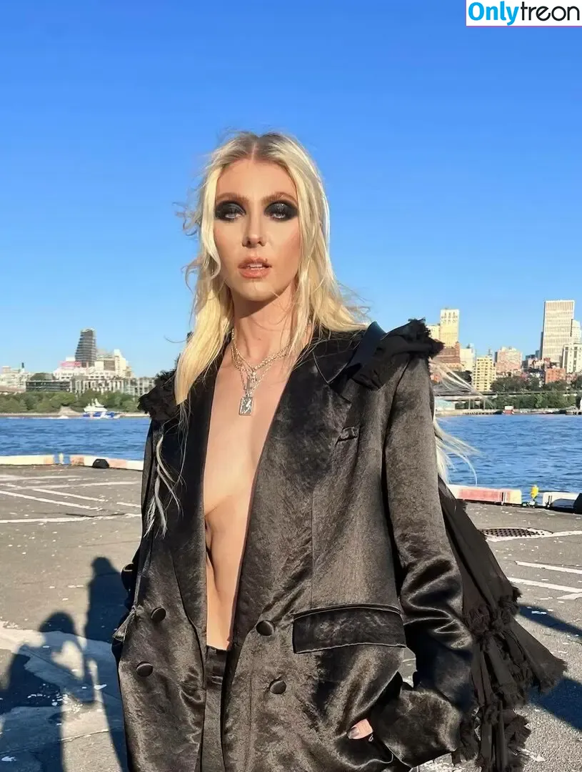 Taylor Momsen nude photo #1170 (aryelsoul / taylormomsen)
