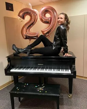 Taylor Tomlinson / taylortomlinson фото голая #0001