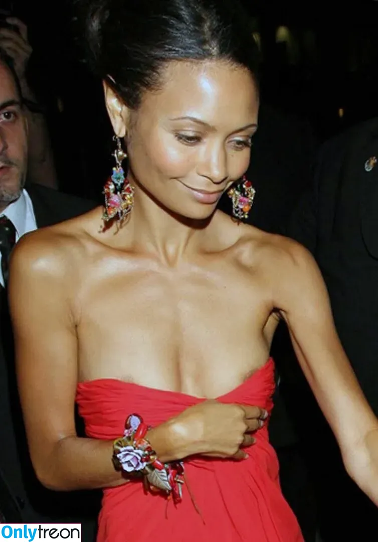 Thandie Newton nude photo #0001 (ThandiweNewton / dropitlikeitstot)