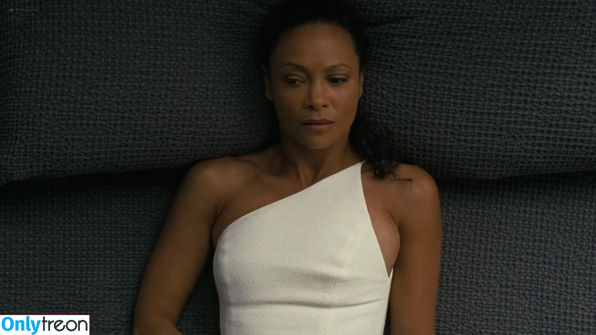 Thandie Newton голая photo #0052 (dropitlikeitstot / thanddd)