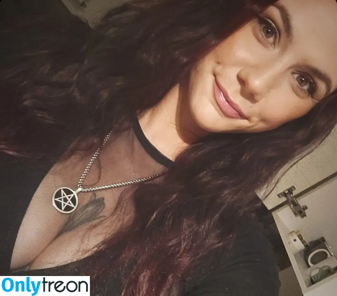 thatoneweirdgoth nude photo #0002 (Gothorita jones)