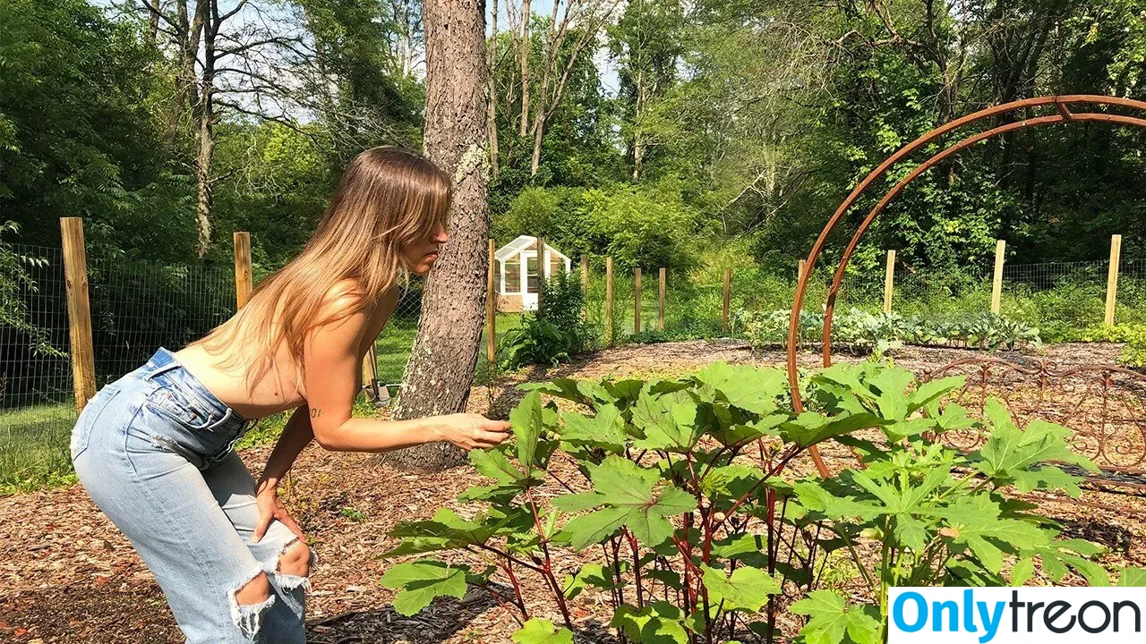 The Naked Gardener голая photo #0001 (nakedgardener / the_naked_gardener / thenakedgardener_official)