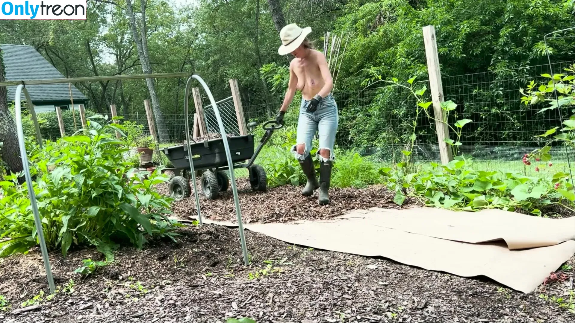 The Naked Gardener nude photo #0010 (nakedgardener / the_naked_gardener / thenakedgardener_official)